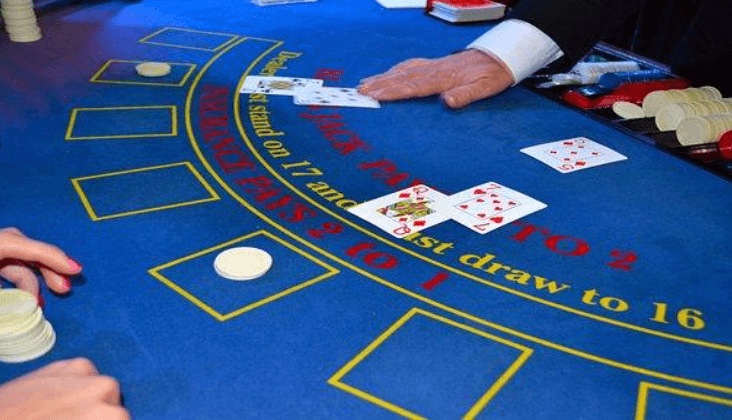 Blackjack-Karten auf einem Tisch austeilen